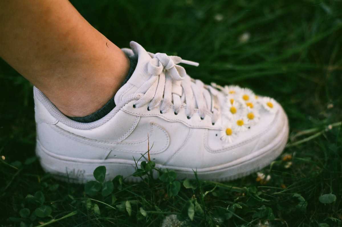 Vita skor med blommor