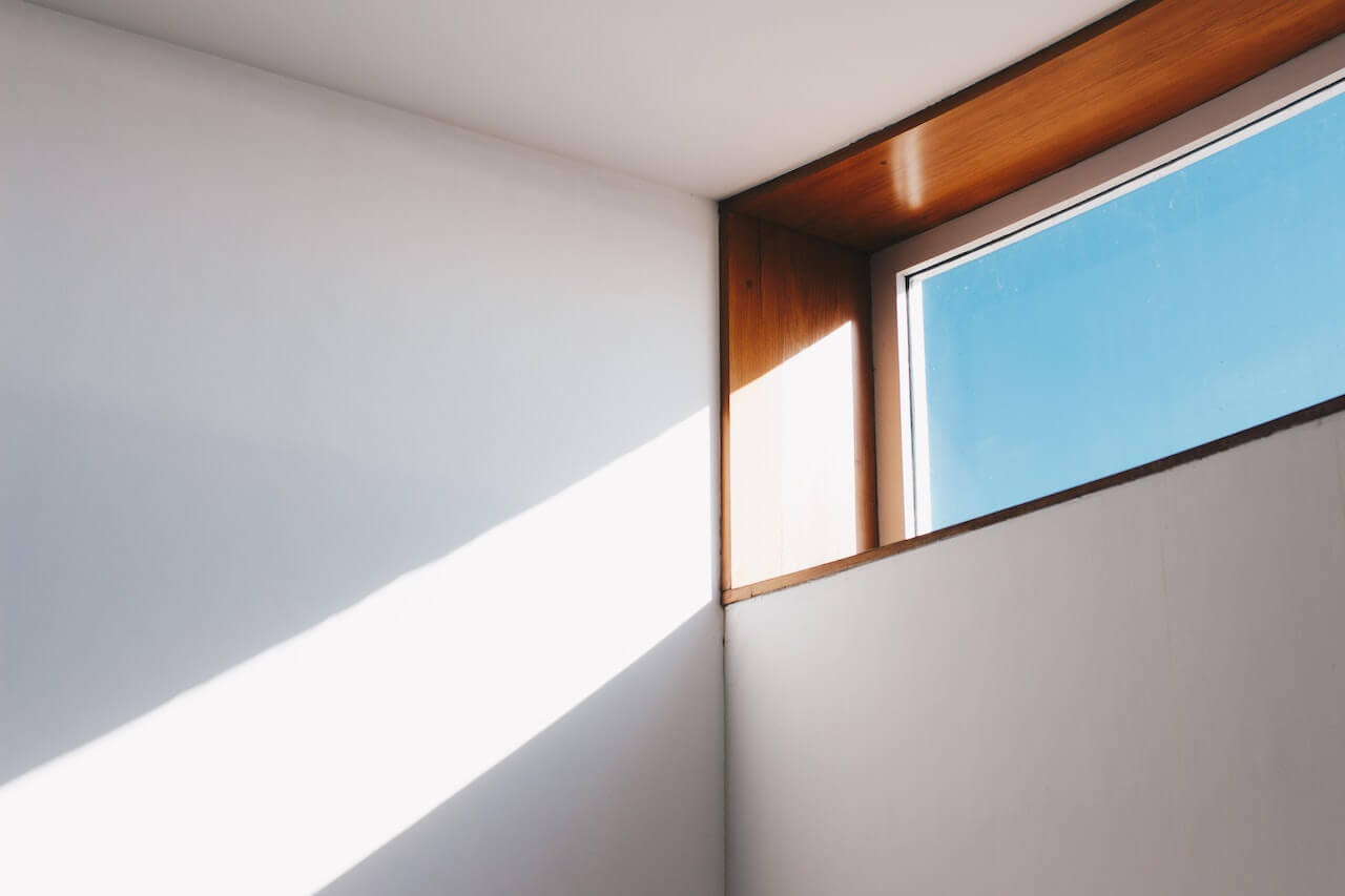 Ljus som kommer in genom ett fönster och påverkar hur färgen på väggen upplevs.